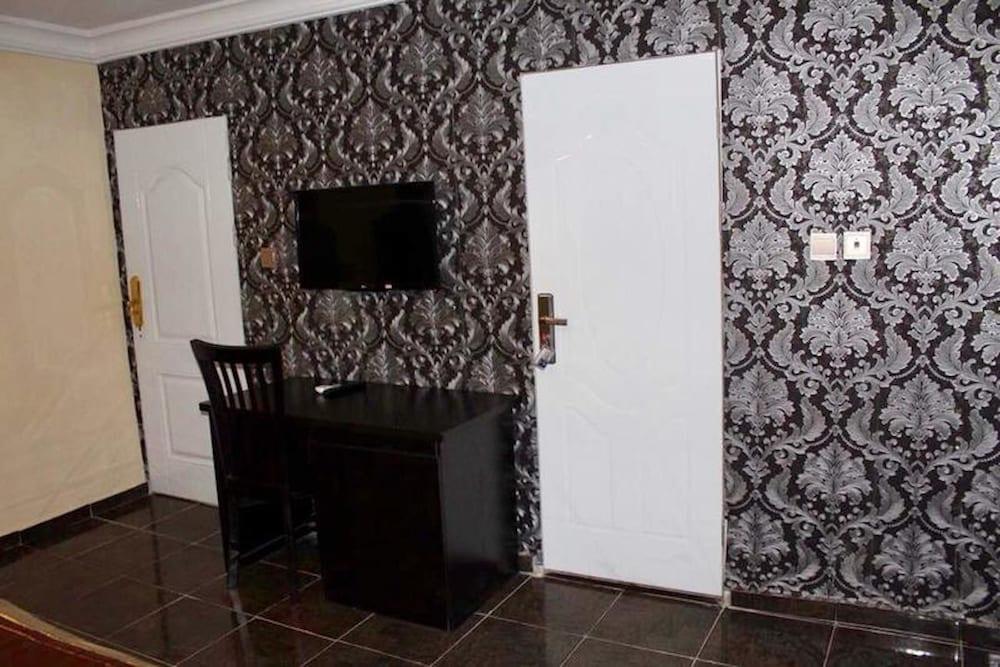 De-Golden Quest Hotel