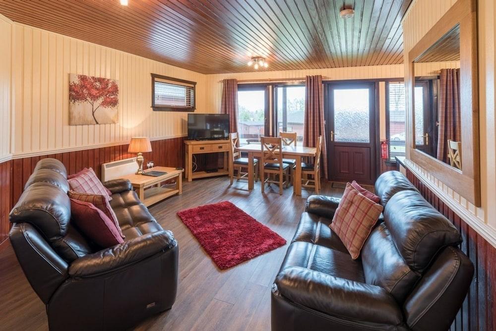 Birch Lodge 19 with Hot Tub