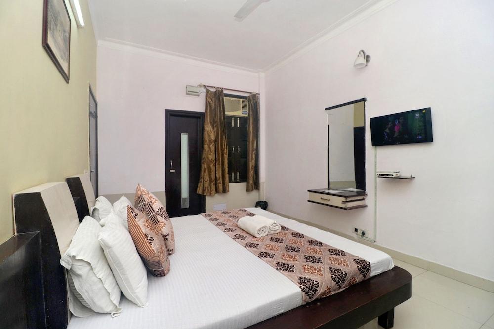 Gurjeet hotel by naavagat