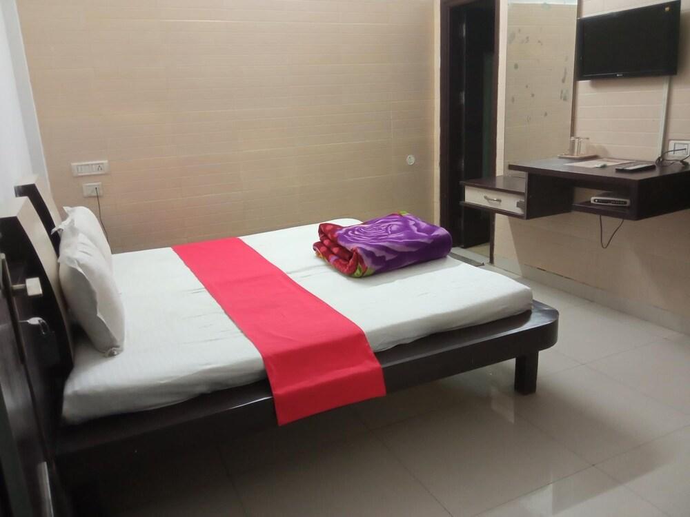 Gurjeet hotel by naavagat