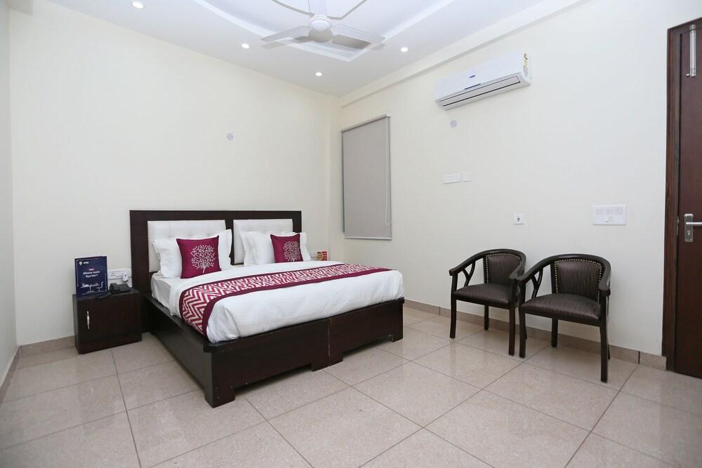 OYO 8205 Hotel Petals Inn