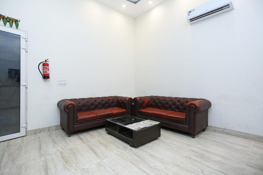 OYO 11340 Hotel Lakshmi Palace