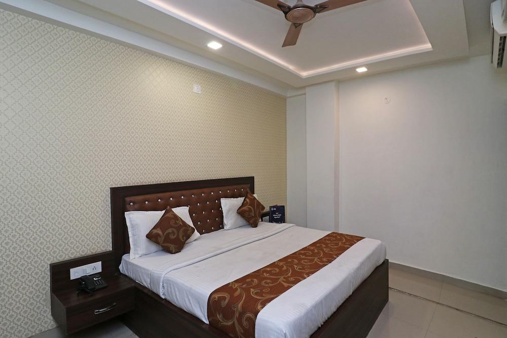 OYO 11648 CP Residency