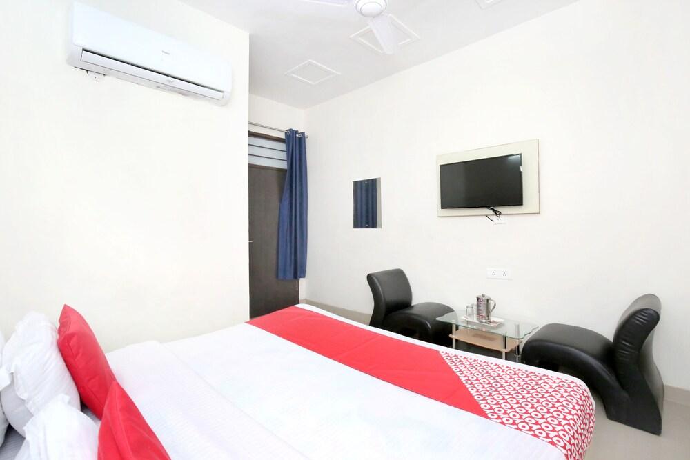 OYO 11369 Hotel Noor