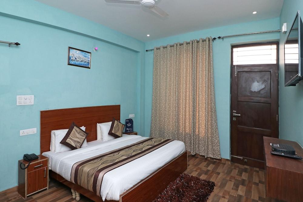 OYO 11520 Galaxy Paradise