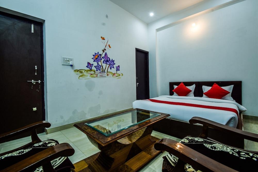 OYO 10682 Hotel Blue Lotus