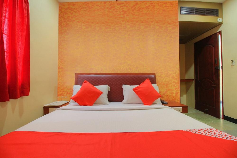 OYO 11585 Hotel Shreenithi
