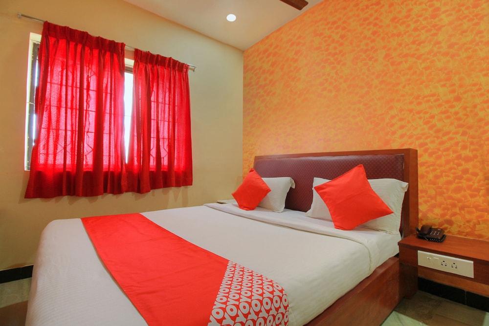 OYO 11585 Hotel Shreenithi