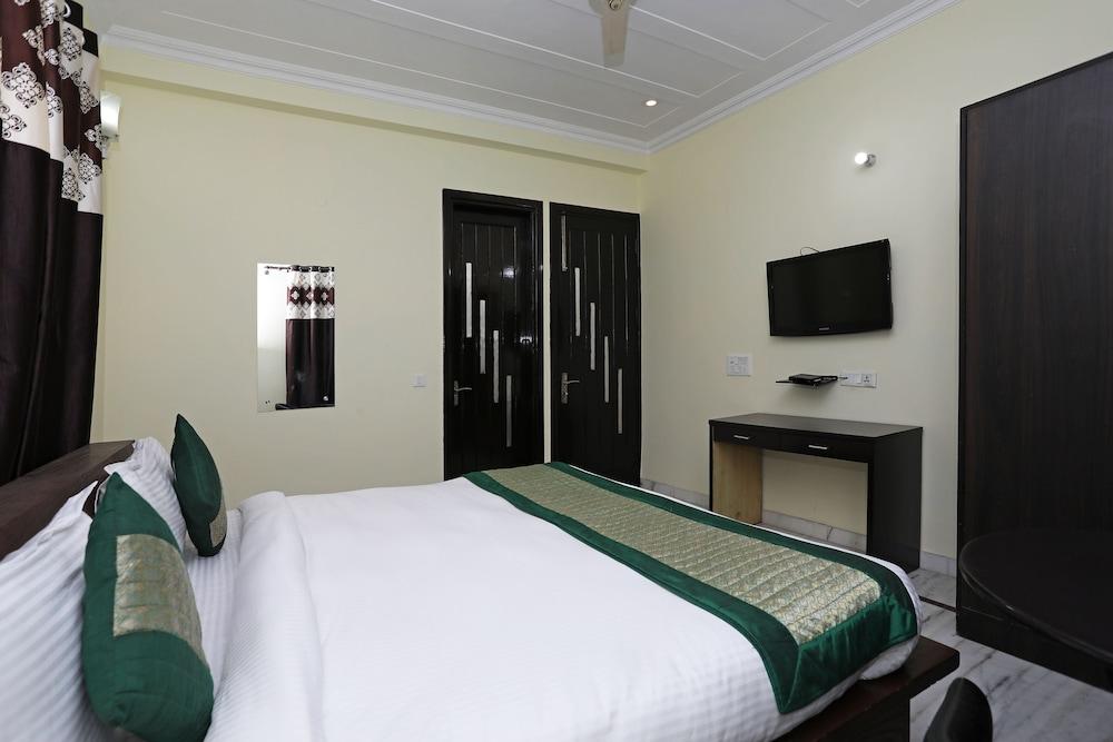 OYO 11606 Galaxy Inn