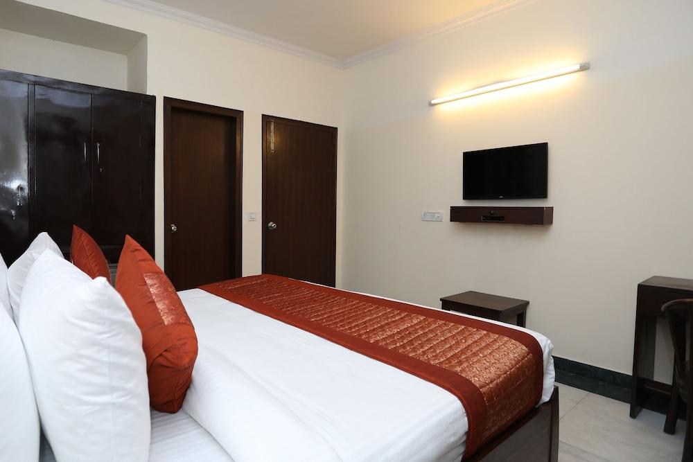 OYO 9299 DLF Phase 4