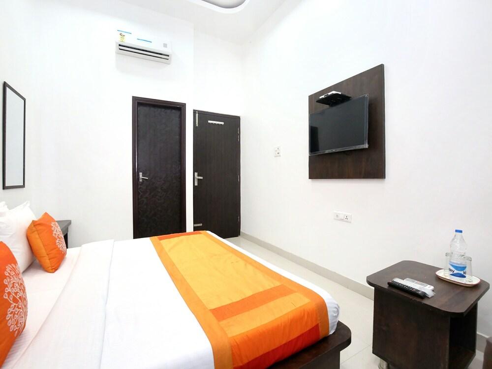 OYO 11421 Regal Residency