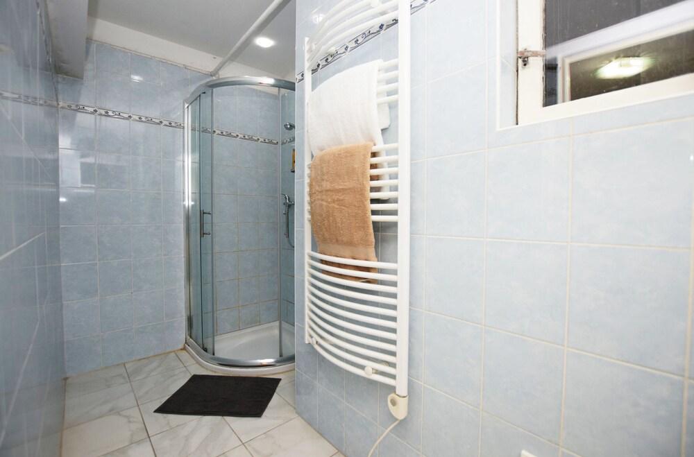 Top Location Economy Studio