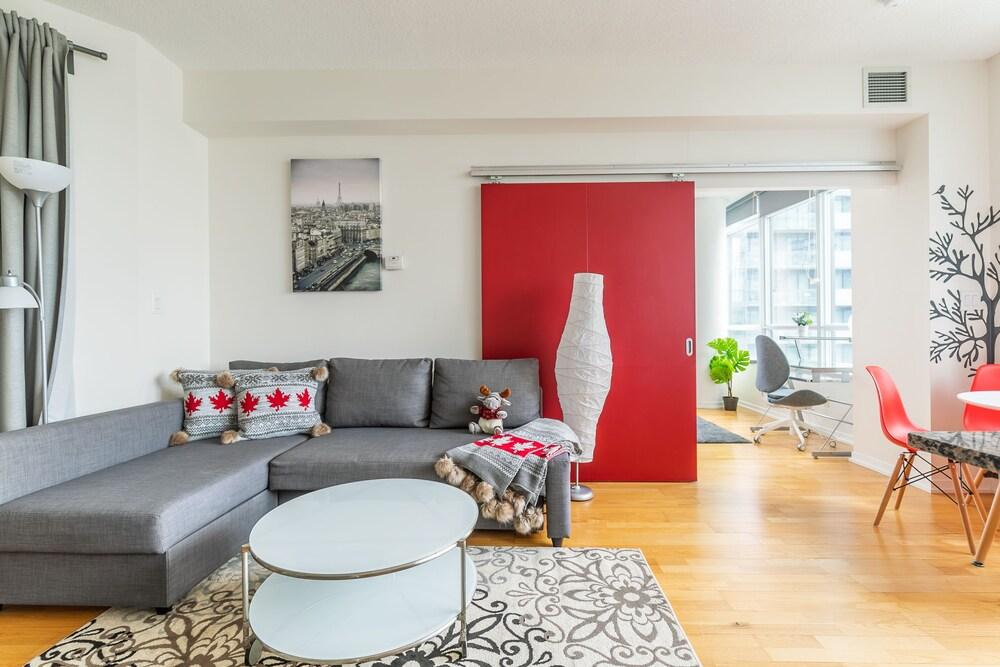 GLOBALSTAY. Maple Leaf Square