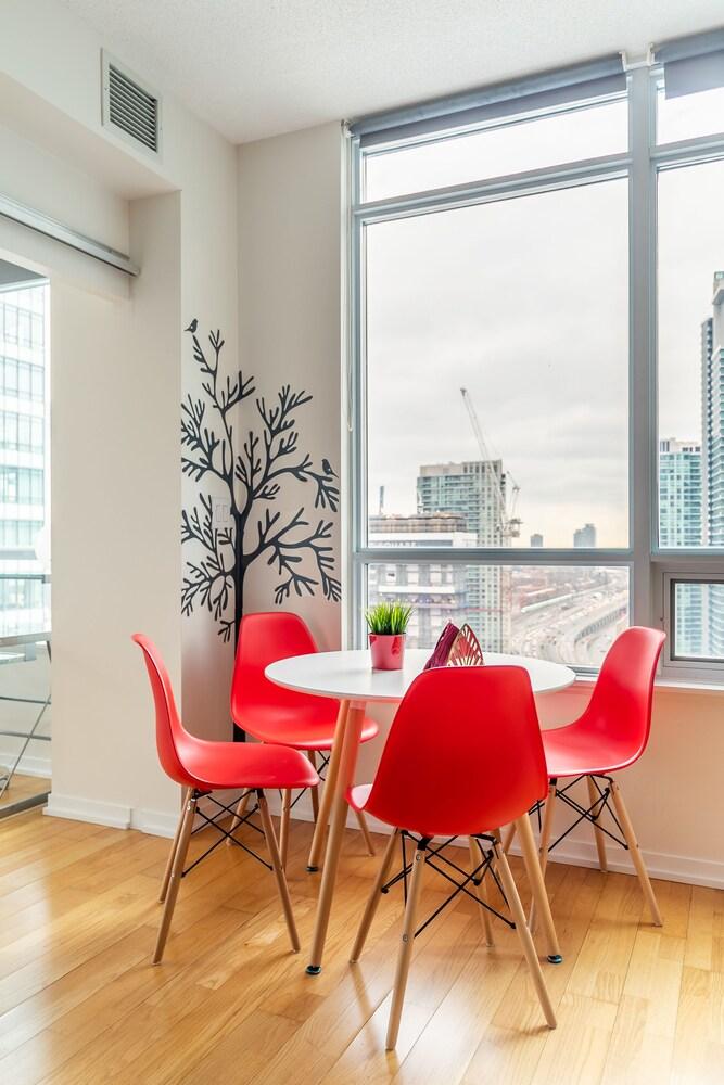 GLOBALSTAY. Maple Leaf Square