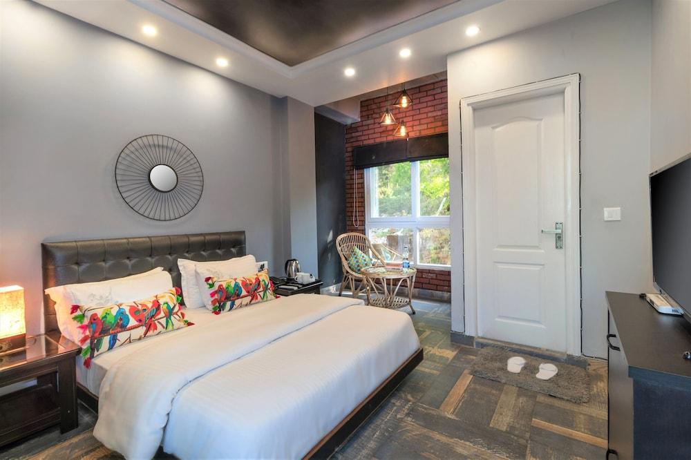 Nirvana Lodge & Lounge