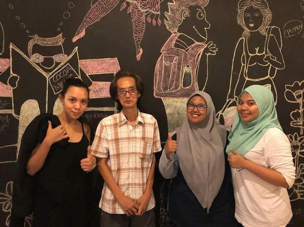 Cocoa Mews Cafe & Homestay - Hostel