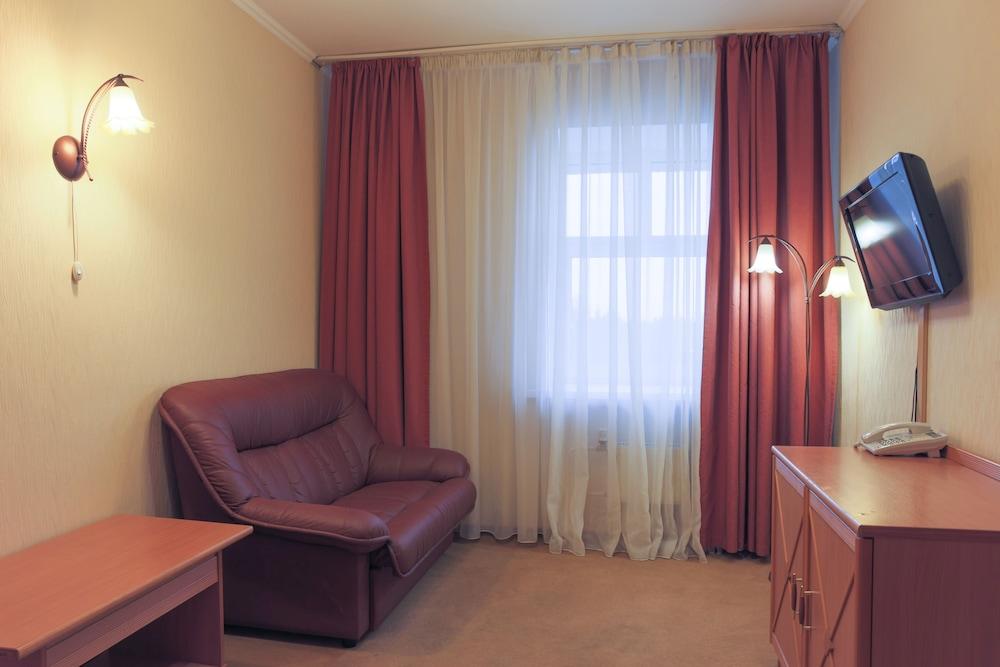 Alexander Club Hotel