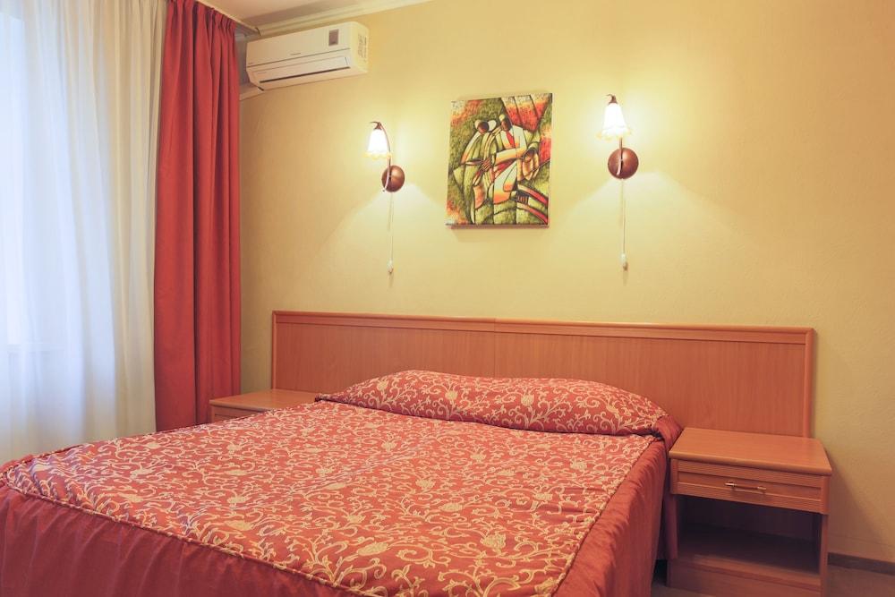 Alexander Club Hotel