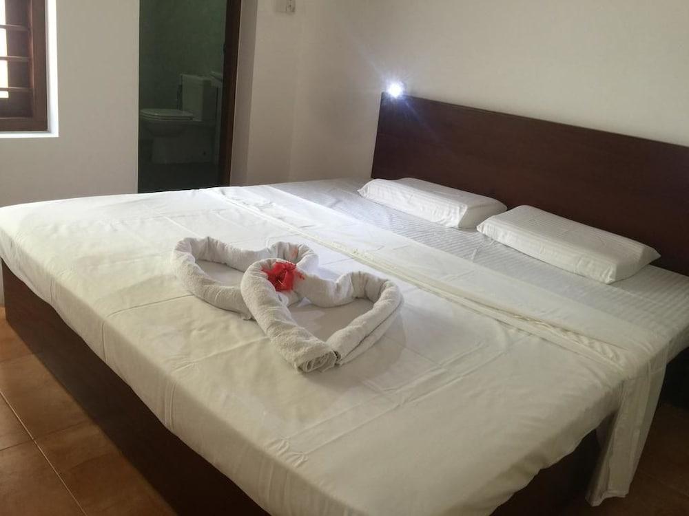 Waves Guest House & Turtle Restaurant