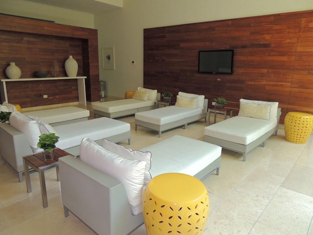 Unlimited Luxury ARENA Condo