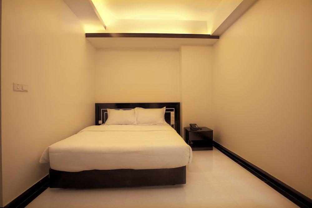 Hotel Elaf International