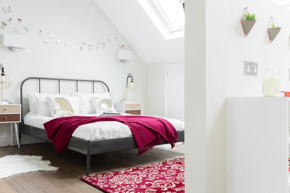 The Soho Studio - Modern & Bright 2BDR in Central London