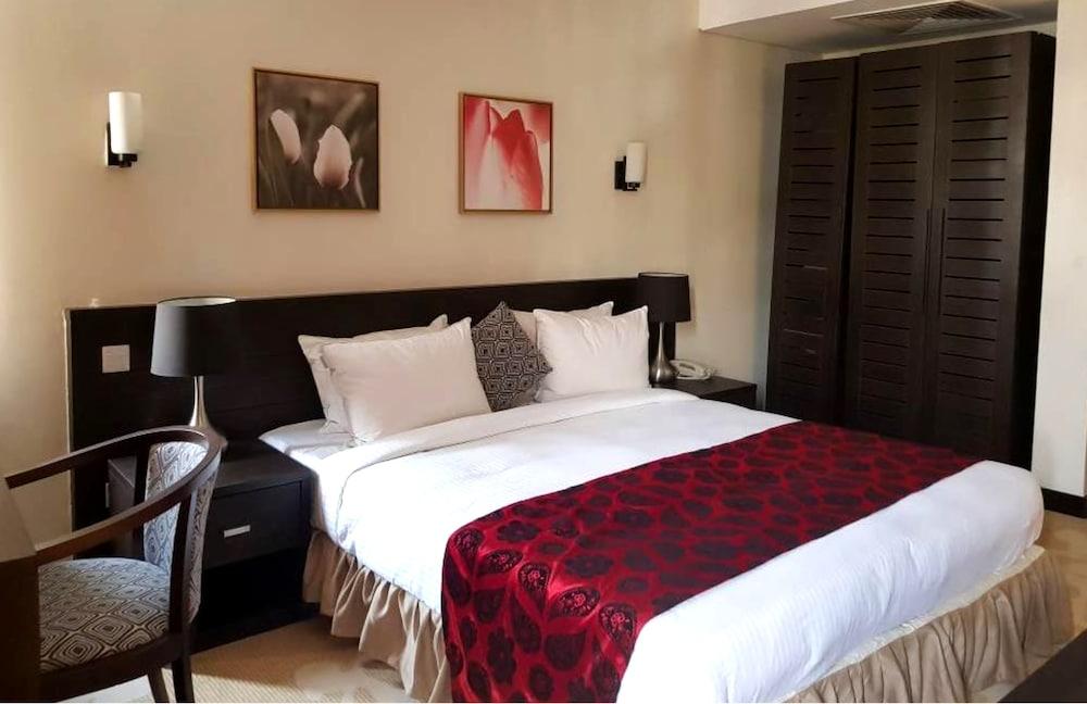 Golden Tulip Oniru Suites