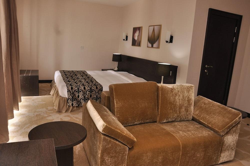 Golden Tulip Oniru Suites