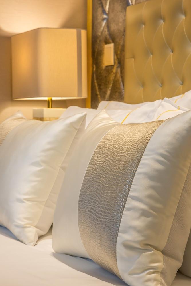 MeraPrime Gold Design Hotel