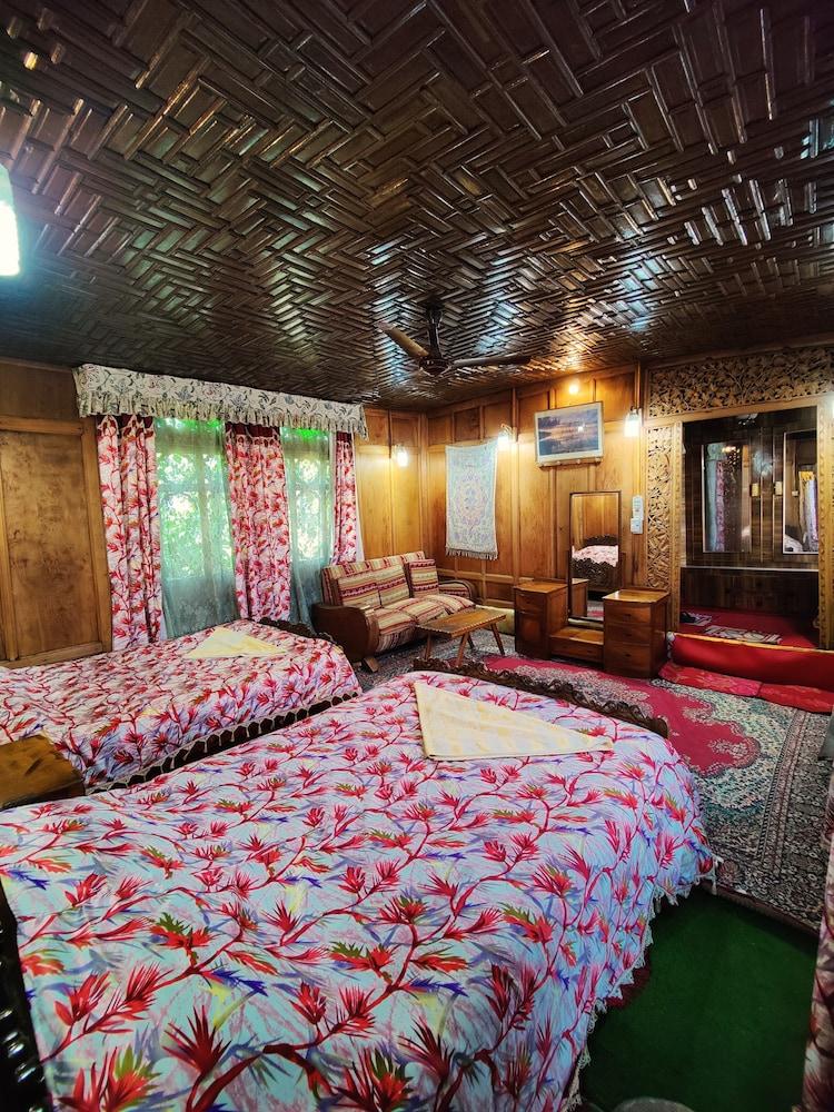 Shiraz Deluxe Houseboat