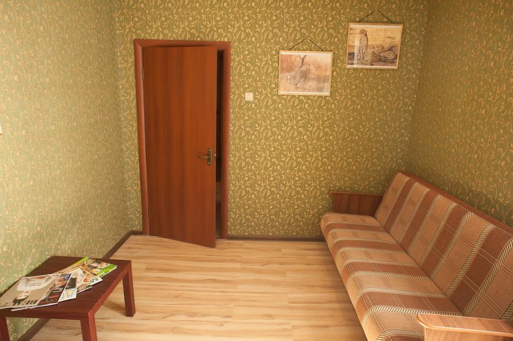 Old Flat Apartments 7