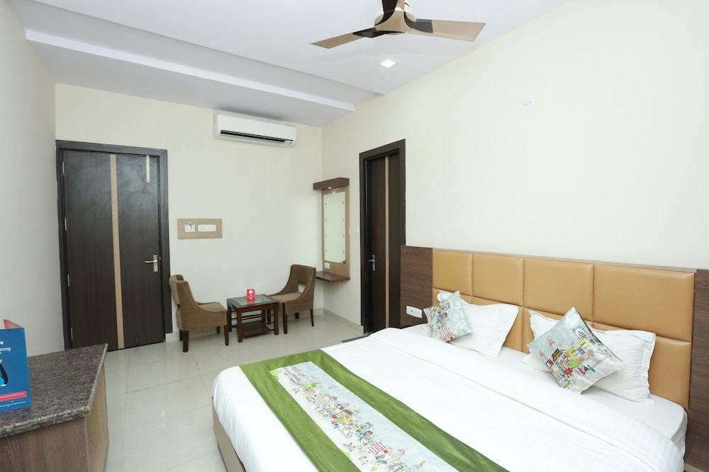 OYO 9007 Royal Crown