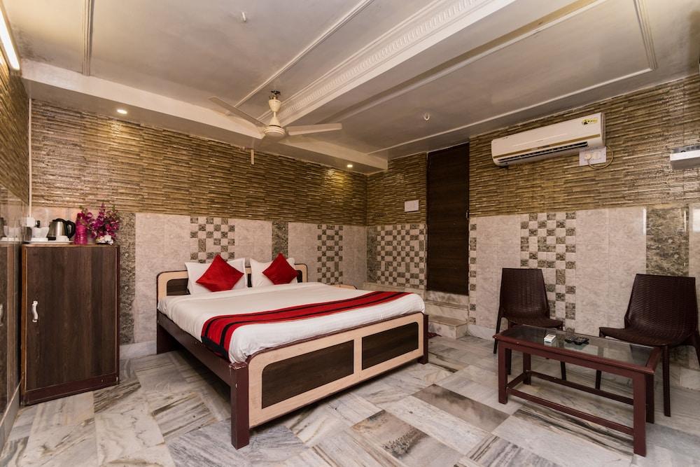 OYO 4144 The Banquet