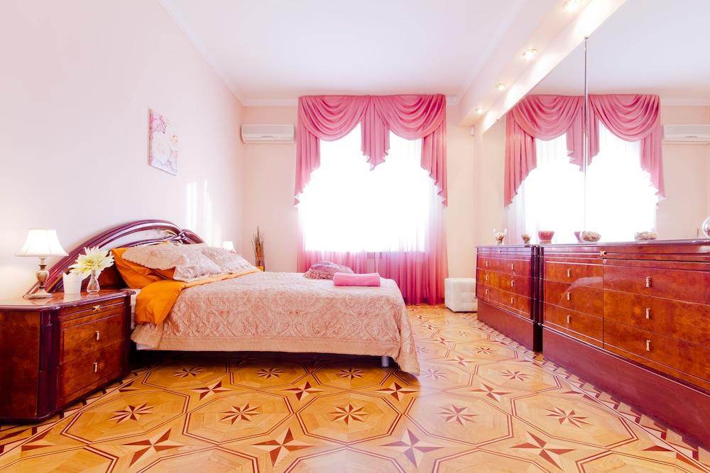 Lakshmi Bol'shaya Sadovya