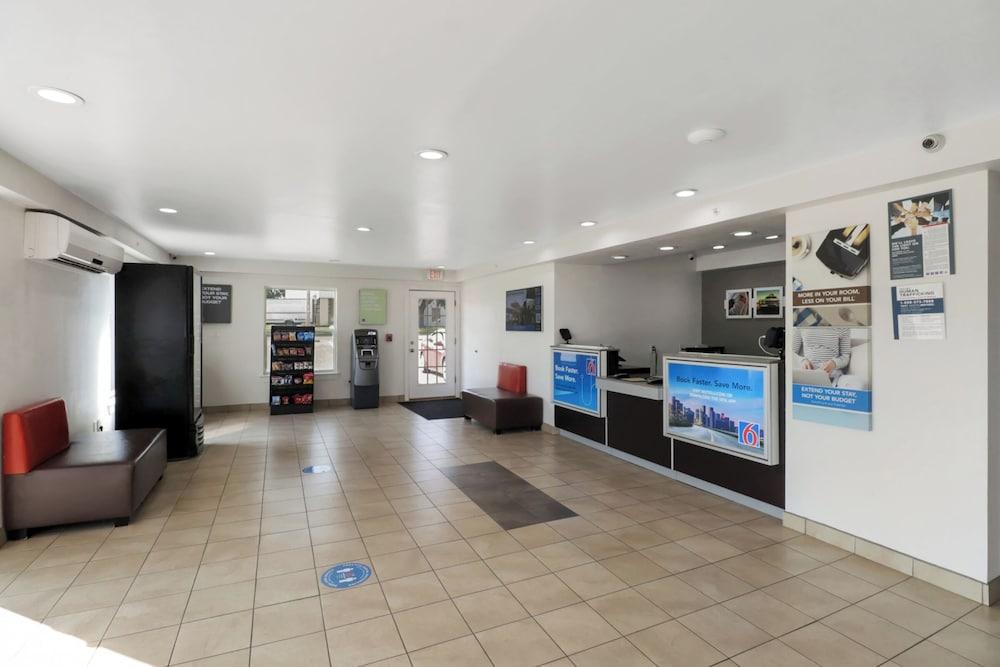 Studio 6 Bryan, TX - University Area