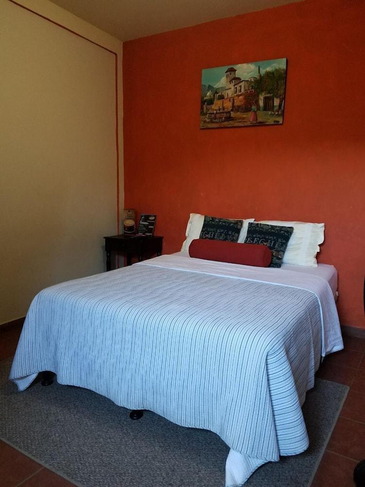 LOS PORTONES DE ATACO