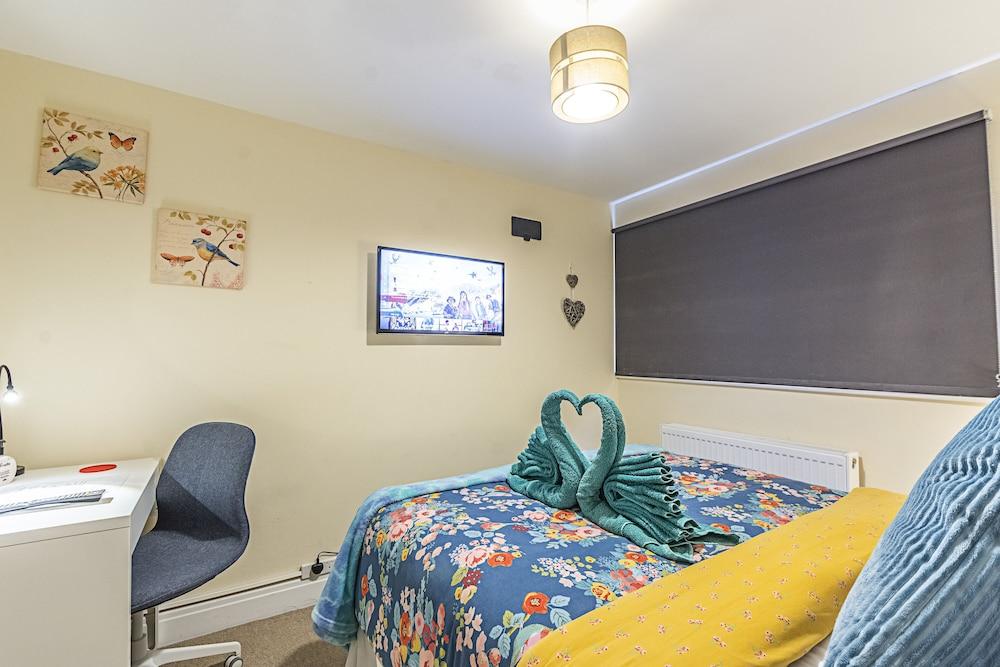 Greyhound Road Rooms