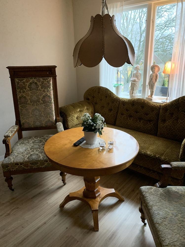 Vänhems Cafe & Vandrarhem