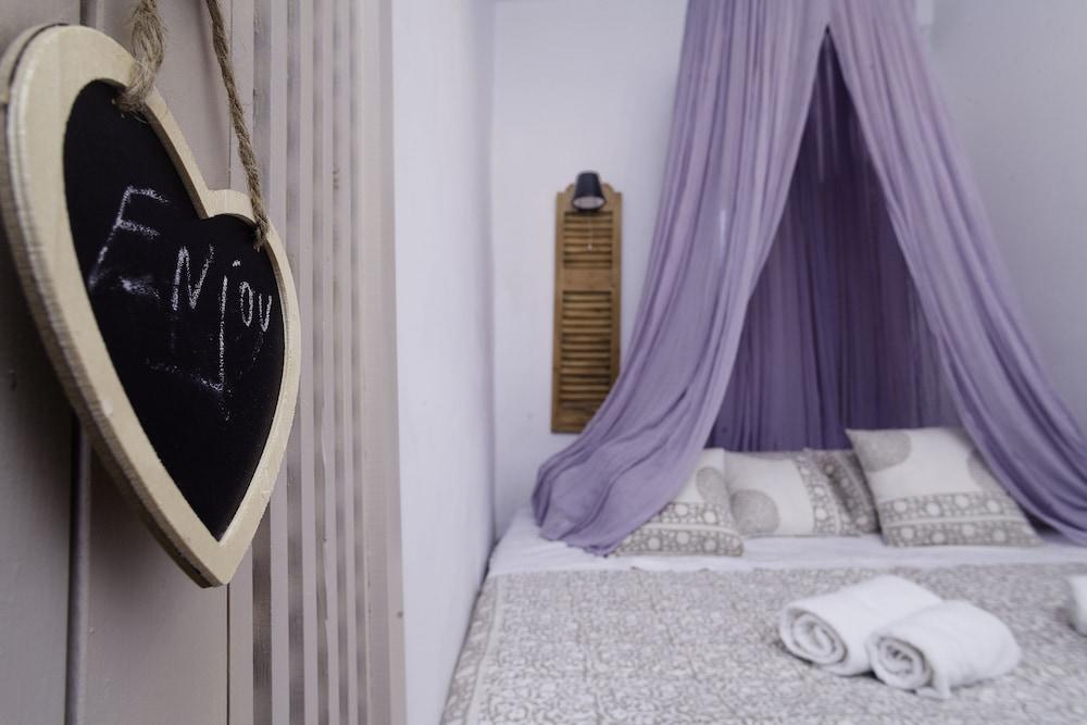 Rock Villas - Emporio | Pool, Jacuzzi, Castle View