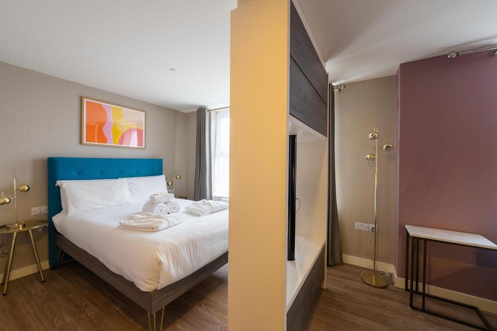 Aaron Wise - 62 Plantagenet Street