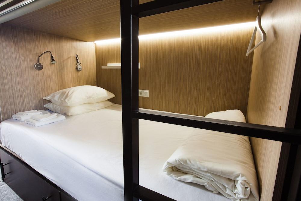 Buran Capsule Hotel - Hostel