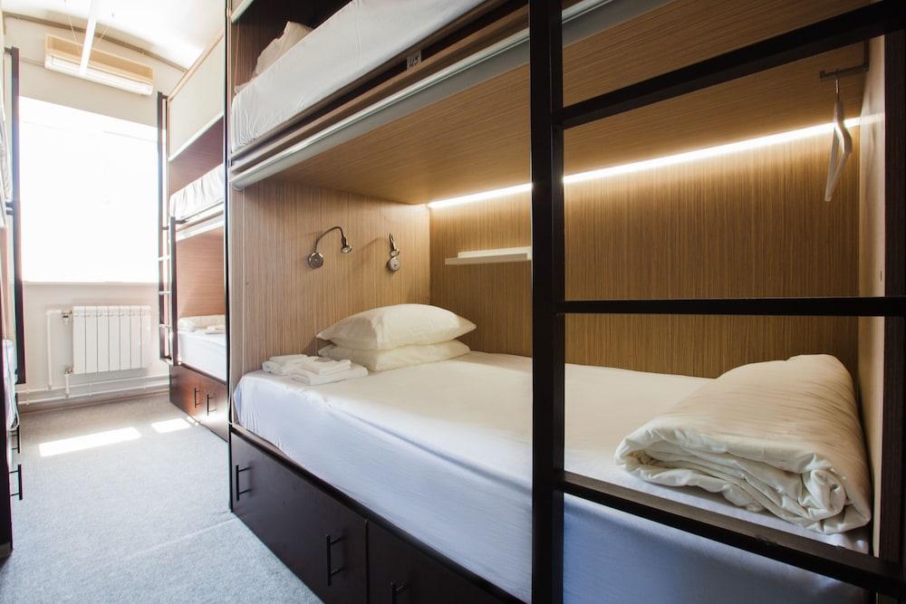 Buran Capsule Hotel - Hostel