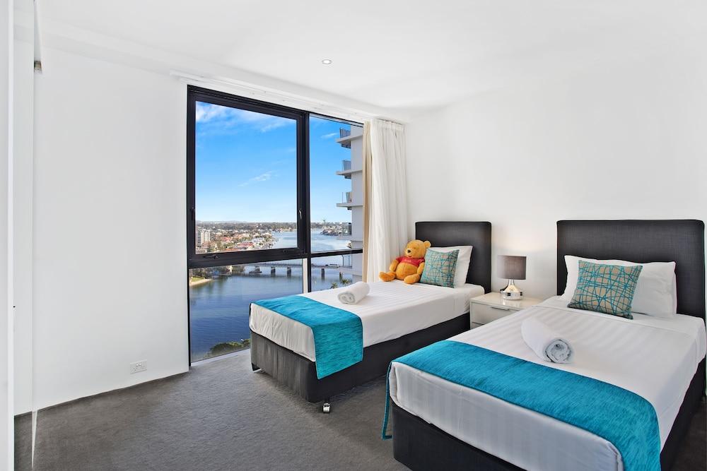 Holiday Holiday Circle On Cavill