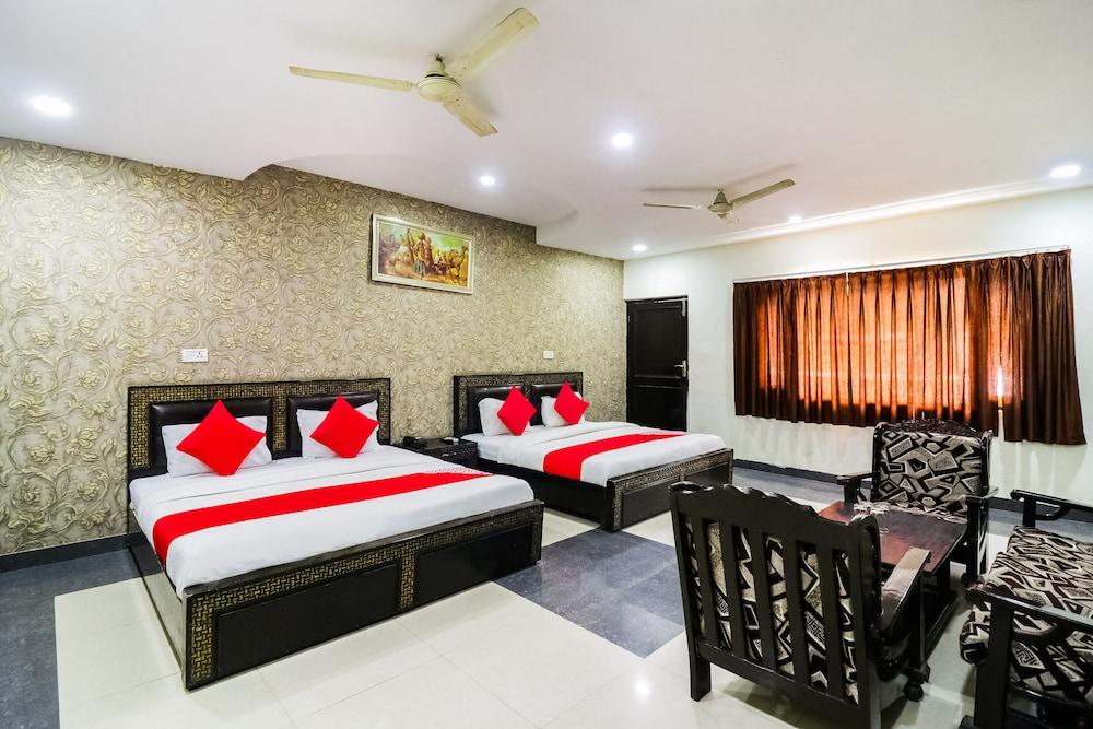 OYO 9848 Hotel Dev Palace