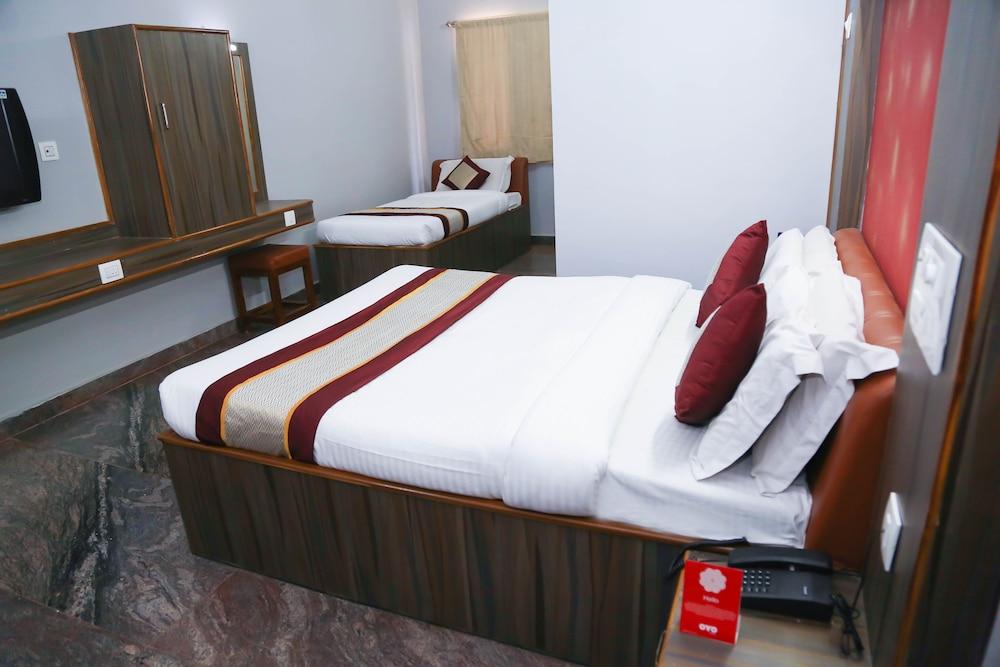 OYO 8828 Holidays Dollars Grand