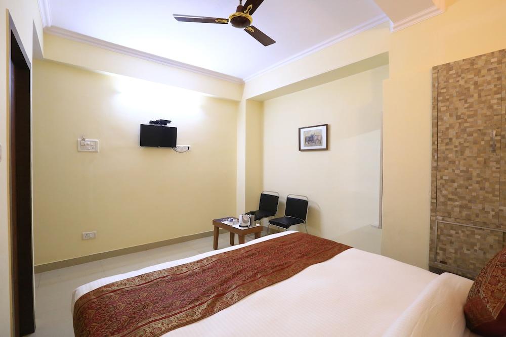 OYO 8448 Hotel Shyamal