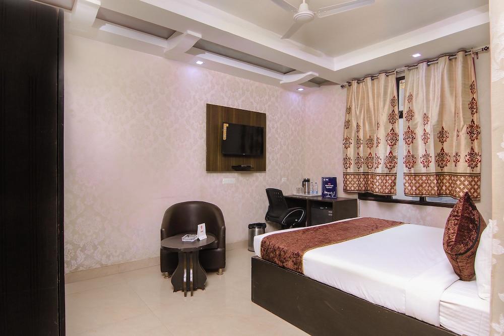 OYO 11532 Hotel SR Grand