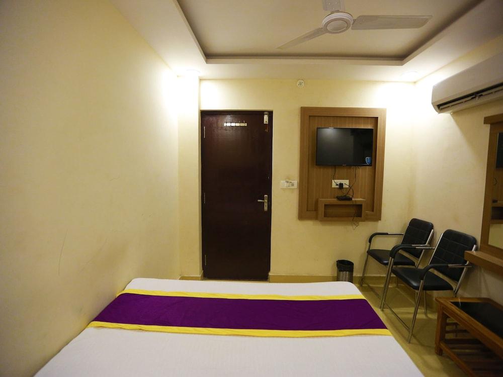 OYO 8883 Hotel Comfort Zone