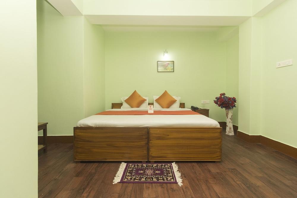 OYO 10883 Pema Thang Residency