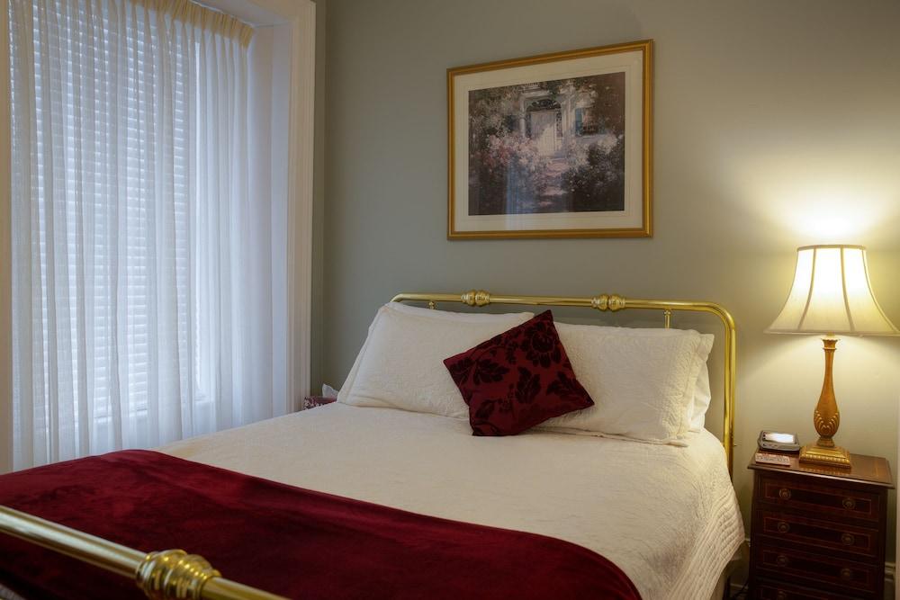 Sir Isaac Brock B&B Luxury Suites